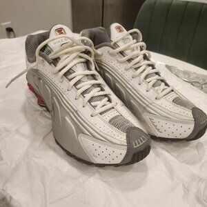 Nike Shox R4 Metallic Silver Comet Red – Size 11